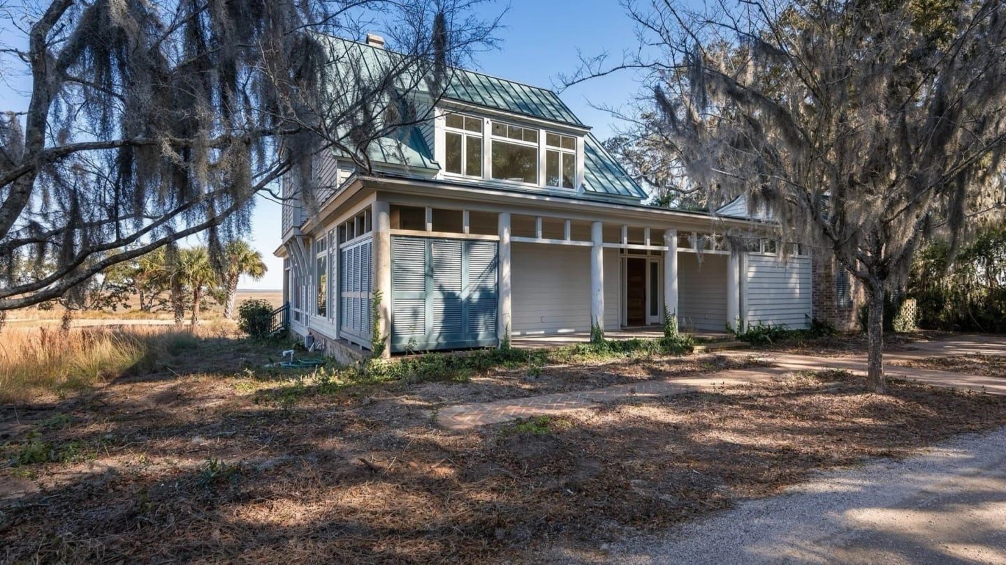 The original Tabby Links Lane cottage before renovation, shaded by live oaks on Spring Island